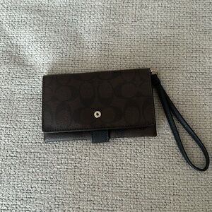 Wristlet with 5 card slot phone pocket and change zipper on back